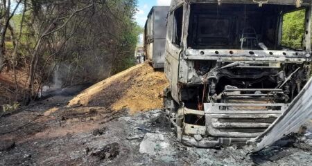 Carreta ficou completamente destruída