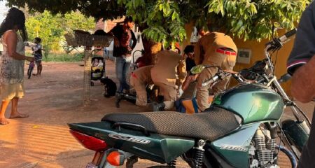 Jovem estava de bicicleta quando foi atingido pela moto