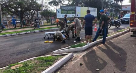 Vítima sendo socorrida pelos bombeiros