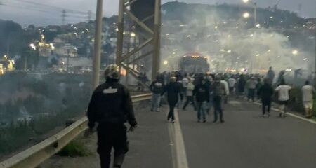 Confronto ocorreu na rodovia Fernão Dias, em Mairiporã (SP). Um ônibus foi destruído e incendiado no episódio. O trânsito foi bloqueado