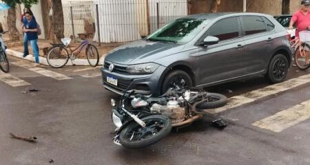 Motociclista ainda tentou desviar, mas acabou colidindo com o veículo e, em seguida, atingiu outro carro que estava parado no sentido oposto