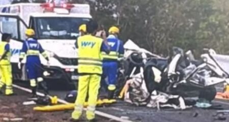 Veículo Gol ficou completamente destruído