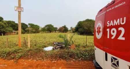 Motociclista morreu após colidir contra um poste