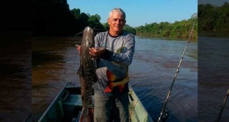 Valdemir do Carmo estava pescando, quando se desequilibrou do barco e caiu no rio.
