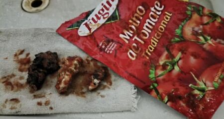 Morador de São José dos Campos afirmou que o molho de tomate estava dentro da validade. Marca alega que transporte pode danificar o produto