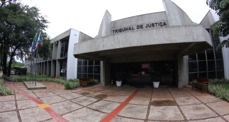 Os magistrados são investigados em uma ação que apura possíveis crimes de corrupção envolvendo vendas de decisões judiciais, lavagem de dinheiro, organização criminosa, extorsão e falsificação de escrituras públicas