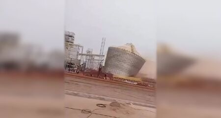 Durante a montagem de um silo, a estrutura lateral cedeu, atingindo trabalhadores