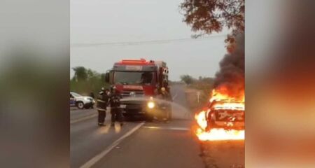 Carro foi destruído pelas chamas 