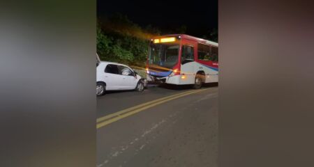 Carro bateu de frente com o ônibus