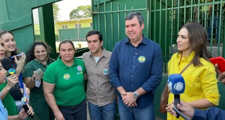 Acompanhado da 1ª dama e Beto Pereira, governador Eduardo Riedel vota em Campo Grande 