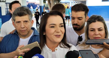 Disputando à reeleição, Adriane estava acompanhada do marido Lídio e da senadora Tereza Cristina