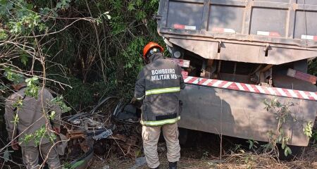 Motorista do caminhão, de 66 anos, envolvido no acidente, saiu do local e não foi localizado pelos agentes da PRF