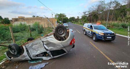 Carro ficou totalmente danificado após o acidente