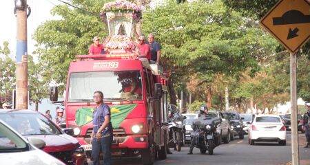 Ao final da carreata, a paróquia promoveu a bênção dos veículos