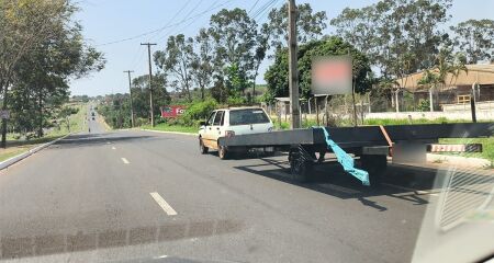 'Pau pra toda obra', Uno é flagrado carregando portão em rua no Rita Vieira 