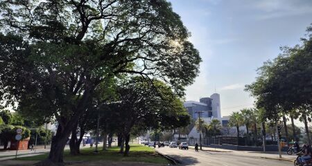 Campo Grande tem dia de sol e calor com previsão de chuva isolada