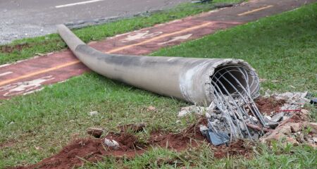 Poste ficou totalmete destruído 