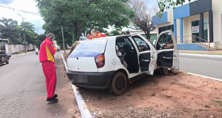 Mãe havia acabado de deixar o filho na escola, quando passou mal e bateu o carro