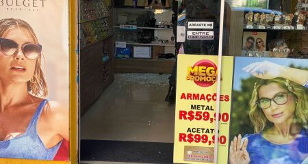 Estilhaços dentro da loja mostram que vítima reagiu ao assalto