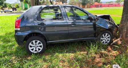 Com a batida, a parte frontal direita do carro ficou danificada