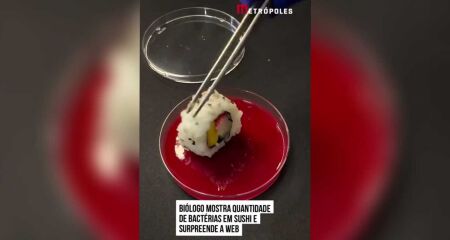 Usando um microscópio, ele analisou uma peça de sushi e mostrou o resultado