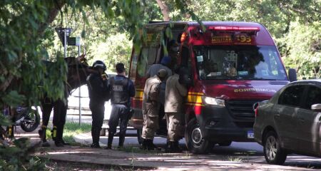 Acidente entre carro e moto deixa homem ferido no Parque dos Poderes 