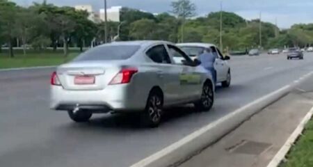 Veículo de aplicativo precisou ser empurrado pelo passageiro, momento em que outro carro, que seguia pela via, atropelou o pedestre