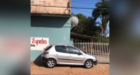 Carro sem motorista desce rua desgovernado e só para ao bater em muro de lanchonete em Rio Verde