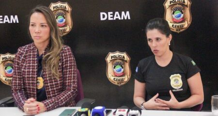 Durante coletiva de imprensa, as delegadas Elaine Benincasa e Analu Ferraz, da Deam, detalharam as ações dos suspeitos