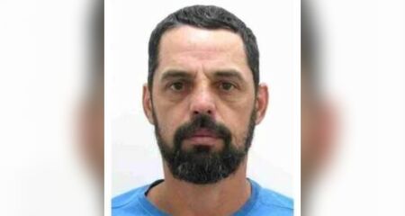 Em cartaz, a polícia pede que, qualquer informação que leve à captura de Flávio, seja repassada para a 1ª Deam