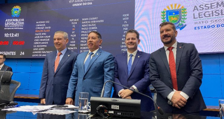 Durante votação, deputados presentes parabenizaram o trabalho da mesa diretora reeleita