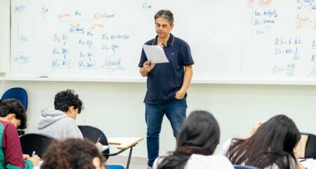 'Professor Pardal' dá aulas de Física e Matemática 