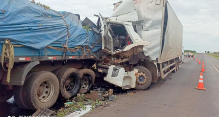 O caminhão baú ficou com a carroceria totalmente destruída