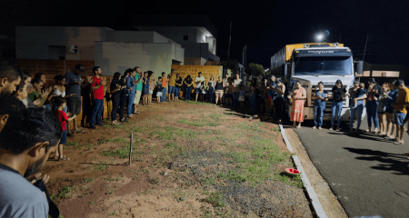 Diversos moradores, entre amigos, parentes e conhecidos, se reuniram para oração