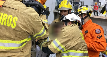 A equipe de socorro procurou acalmar a vítima durante o resgate