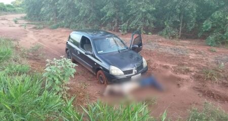 Corpo foi encontrado em frente de um veículo 