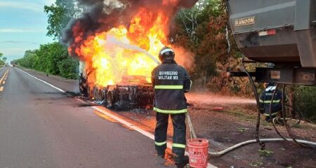 Fogo destruiu a cabine do veículo