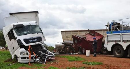 Carretas ficaram com a frente destruídas 