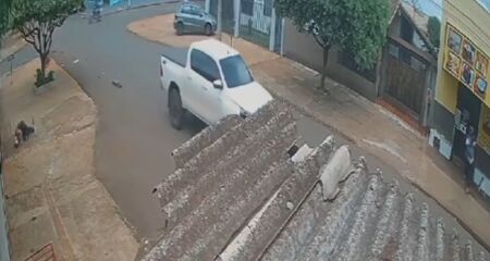 Condutor da moto foi arremessado contra o muro