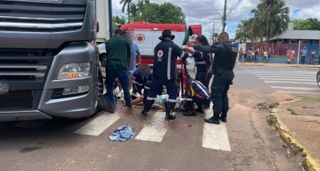 Ciclista foi parar embaixo do caminhão