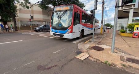 Marcas de sangue ficaram pelo asfalto