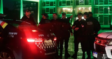 Um corpo foi encontrado em frente ao prédio do STF (Supremo Tribunal Federal) na noite desta quarta-feira (13) depois de pelo menos duas explosões