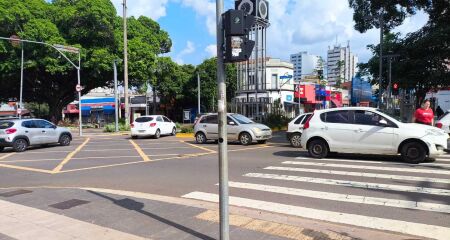 Desrespeito no trânsito cria fila e fecha cruzamentos em ruas no centro de Campo Grande 