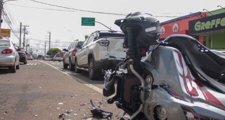 Motociclista fica em estado grave ao bater em traseira de picape na Avenida Bandeirantes