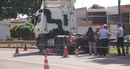 Motociclista parou embaixo da carreta na BR-163