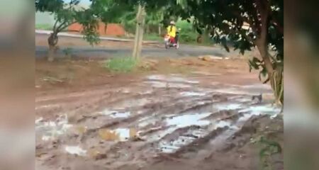 Motociclista usando a pista do parquinho