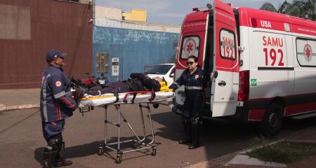 Motociclista atingiu a lateral do carro, levantou, andou por alguns metros e caiu