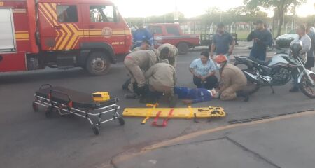 Momento em que a vítima é socorrida pelo Corpo de Bombeiros