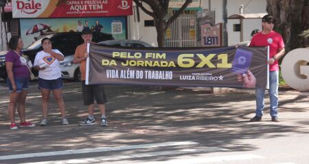 Manifestação acontece nesta manhã na Rua 14 de Julho