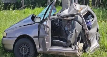 Carro dobra ao meio após bater em poste e motorista morre no Paraná